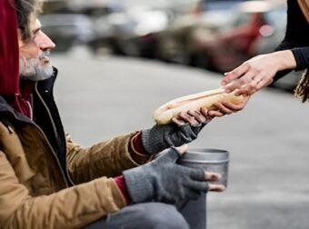 Μια φοιτήτρια αγόρασε πρωινό σε έναν άστεγο. Φεύγοντας, ο άστεγος της έδωσε ένα χαρτί με ένα θλιβερό μυστικό