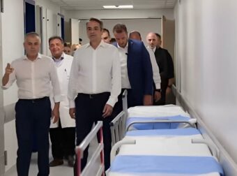 Ο Κυριάκος Μητσοτάκης επισκέφθηκε το ΚΑΤ – Η συνομιλία με γιατρούς που επέστρεψαν από το εξωτερικό