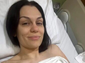 H γνωστή τραγουδίστρια υποβλήθηκε σε μαστεκτομή μετά τη διάγνωση του καρκίνου του μαστού – Φωτογραφίες και βίντεο από το νοσοκομείο