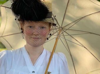 Η δικηγόρος που ζει σαν να βρίσκεται στο 1890 – Ράβει ρούχα, γράφει με πένα και φωτίζει το σπίτι με λάμπες πετρελαίου