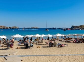 Παράκληση μιας μητέρας: Την επόμενη φορά που θα πάτε παραλία, αφήστε τις μπροστά ξαπλώστρες σε γονείς με παιδιά