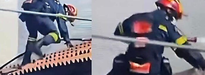 Παλαιά Φώκαια: Η συγκλονιστική στιγμή που ήρωας πυροσβέστης ανεβαίνει στη σκεπή φλεγόμενου σπιτιου με κίνδυνο τη ζωή του