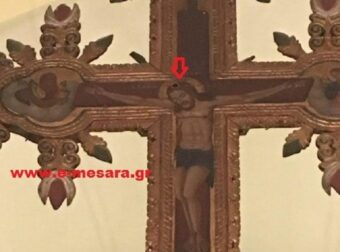 Δε λογαριάζω παπά τη πίστη σου» φώναξε και πυροβόλησε τον Εσταυρωμένο. Όταν ο Τούρκος πυροβόλησε το Χριστό στο κεφάλι και το θαύμα που ακολούθησε…