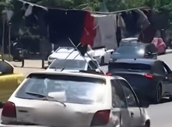 Παγκράτι: Μια εικόνα απλώστρας με ρούχα σε ουρανό αυτοκινήτου – Η θλιβερή ιστορία που κρύβεται από πίσω