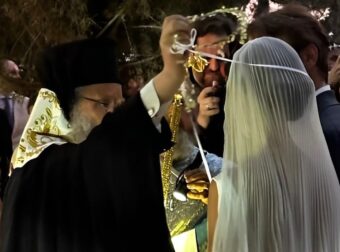 Παντρεύτηκε πασίγνωστος Έλληνας και εγγονός δισεκατομμυριούχου την εκλεκτική της καρδίας του στην Σπετσοπούλα