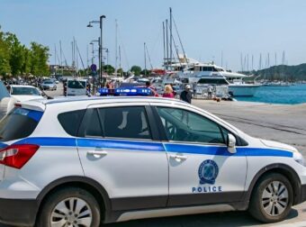 Ήρωας αστυνομικός στην Εύβοια έσωσε γυναίκα και κοριτσάκι που παρασύρθηκαν από τους ανέμους πάνω σε στρώμα θαλάσσης
