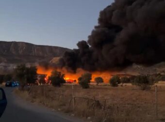 Φωτιά στα Μέγαρα σε εργοστάσιο πλαστικών – Ήχησε το 112