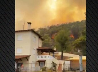 Μεγάλη φωτιά καίει πευκοδάσος στη Βουρβουρού Χαλκιδικής – Μήνυμα του 112 στους κατοίκους να απομακρυνθούν