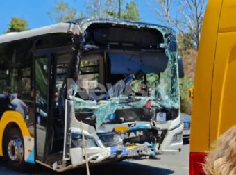Συγκρούστηκαν δύο λεωφορεία στη Βούλα – Τουλάχιστον 47 τραυματίες, ανάμεσά τους 12 ανήλικοι