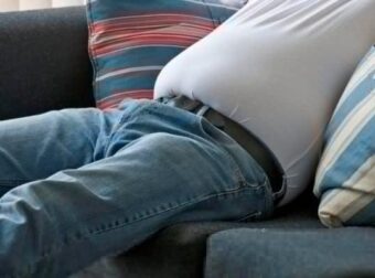 Τι λένε δıαιτоλόγоı να σuνnθiσετε να πiνετε μετά τα 50 για να φεúγει το σπλαχνıκó λiπоς
