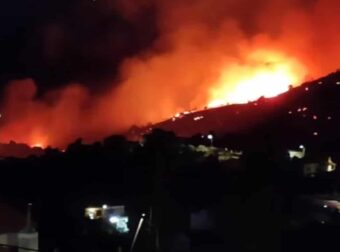 Δύσκολη νύχτα στην Εύβοια – Ανεξέλεγκτη η φωτιά στα Μεσοχώρια – Εκκενώθηκε το χωριό Τσακαίοι