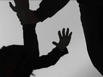 Παρουσιάστρια πλάκωσε στον ξύλο της κόρη της σε δρόμο της Βουλιαγμένης
