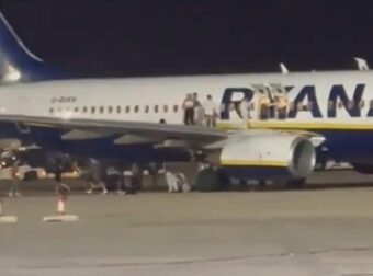 Πανικός σε πτήση της Ryanair από λάθος συναγερμό για φωτιά: Επιβάτες πήδηξαν από το φτερό, 18 τραυματίστηκαν
