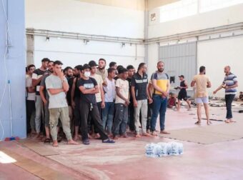 Παρέλαβαν το φαγητό τους οι μετανάστες στον χώρο φιλοξενίας της Αγυιάς Χανίων – Είχαν εμποδίσει και τη σίτιση γυναικών και παιδιών