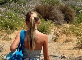 Είναι η κόρη της διασημότερης Ελληνίδας – Μεγαλώνει και της μοιάζει περισσότερο από ποτέ