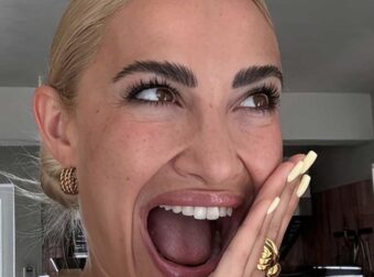 Χαμός με την φωτογραφία της Ιωάννας Τούνη στην μπανιέρα της στην Αντίπαρο