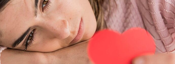 Εάν μια γυναίκα είναι κρυφά εpωτευμένη μαζί σας, συνήθως θα εμφανίσει αυτές τις 7 συμπεριφορές