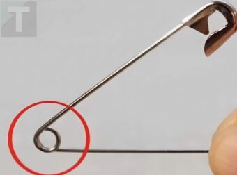 Ποιος είναι ο σκοπός αυτής της μικροσκοπικής τρύπας σε μια παραμάνα;