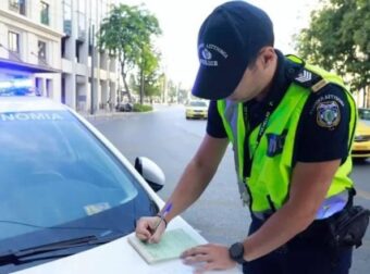 Έγραψαν για κράνος οδηγό αυτοκινήτου – Τι απάντησε η ΕΛ.ΑΣ. για το συμβάν