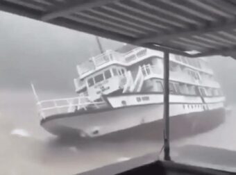 ΒΙΝΤΕΟ: Η συγκλονιστική στιγμή που βυθίζεται το τουριστικό σκάφος – Τους 38 έφτασαν οι νεκροί