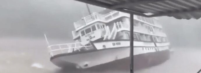 ΒΙΝΤΕΟ: Η συγκλονιστική στιγμή που βυθίζεται το τουριστικό σκάφος – Τους 38 έφτασαν οι νεκροί