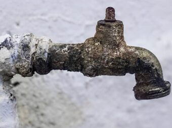 Χωρίς νερό 2 περιοχές της Αθήνας: Σοβαρή βλάβη στο δίκτυο – Αγανακτισμένοι οι κάτοικοι