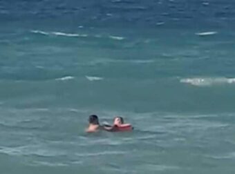 Κρήτη: Σερβιτόρος βούτηξε στη θάλασσα και έσωσε άνδρα που είχε παρασυρθεί από τα ρεύματα