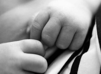 Φρίκη! Υπάλληλος βρεφονηπιακού σταθμού έδωσε σε κοριτσάκι 11 μηνών