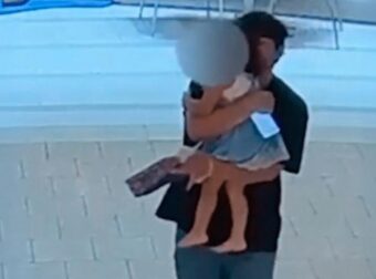 ΤΟΝ ΕΠΙΑΣΑΝ: Η στιγμή που άνδρας με σχιζοφρένεια αρπάζει το 3χρονο κοριτσάκι