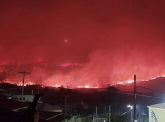 Συγκλονιστική εικόνα από τη φωτιά που απειλεί πέντε χωριά