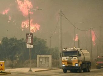 Καίγονται σπίτια, εκκενώνονται περιοχές – Έκλεισε τμήμα της Εθνικής Οδού: Μεγάλα πύρινα μέτωπα σε αυτά τα μέρη