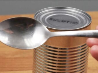 Πώς να ανοίξετε μια κονσέρβα χωρίς ανοιχτήρι σε περίπτωση έκτακτnς ανάγκnς