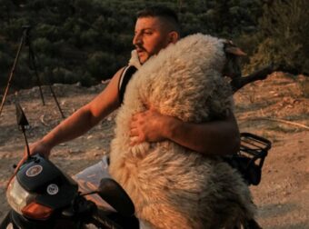 «Είμαι τρελάκιας με τα ζώα» – Ο 33χρονος Αλβανός που έγινε viral σώζοντας ένα πρόβατο με το μηχανάκι του στην Αχαΐα