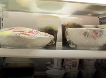 Άνδρας πεθαίνει μετά από μέρες διάρροιας – Γιατρός εκδίδει επείγουσα προειδοποίηση για 3 συνηθισμένα υπολείμματα φαγητού