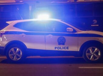 ΠΑΝΙΚOΣ ΤΩΡΑ ΣΤΗΝ ΑΤΤΙΚΗ – ΝΕΚΡΟΣ ΑΝΤΡΑΣ ΣΤΗ ΜΕΣΗ ΤΟΥ ΔΡΟΜΟΥ ΑΠΟ ΠΥΡΟΒΟΛΙΣΜΟΥΣ