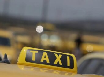 Oδηγός ταξί παράτησε μητέρα με 3 ανήλικα παιδιά για να πάρει κούρσα με τουρίστες