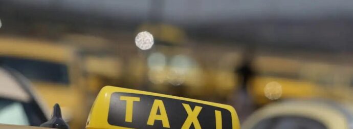 Oδηγός ταξί παράτησε μητέρα με 3 ανήλικα παιδιά για να πάρει κούρσα με τουρίστες