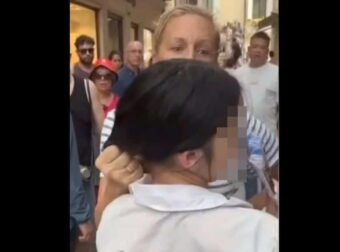 Βενετία: Η στιγμή που τουρίστρια αρπάζει 14χρονη «πορτοφολού» από την κοτσίδα