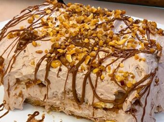 Συνταγή της Αργυρώς Μπαρμπαρίγου: Τpομερό γλυκό ψυγείου με μπισκότα και πραλίνα