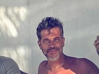 Η οικογένεια Βαρθακούρη σε ένα σπάνίο reunion: Ο Χάρης με τα αδέλφια, τις κόρες του και μία απουσία