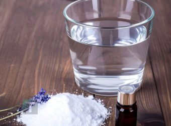 Ανακατέψτε έλαιο λεβάντας και μαγειρική σόδα σε ένα ποτήρι νερό και απλώς αφήστε το στο δωμάτιο που συνήθως βρίσκεστε. Δείτε τι συμβαίνει
