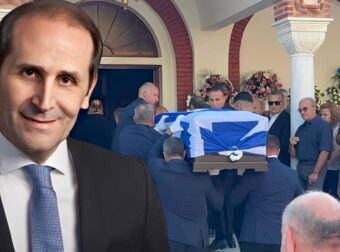 Θρήνος για τον Απόστολο Βεσυρόπουλο: Πλήθος κόσμου στην κηδεία του – Τυλιγμένο με την ελληνική σημαία το φέρετρό του