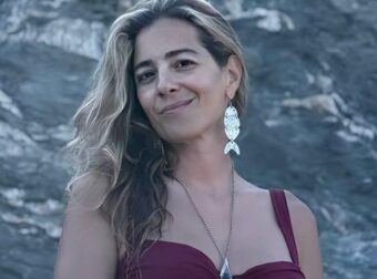 Στη Φολέγανδρο με τον σύζυγό της η Νατάσσα Μποφίλιου – Οι φωτογραφίες με μπικίνι στην παραλία