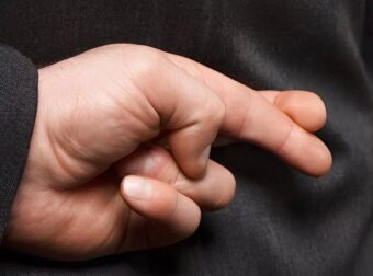 Η «μέθοδος του τριγώνου» για να καταλάβεις αν κάποιος σου λέει ψέματα