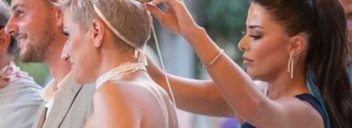 Αφροδίτη Λατινοπούλου: Κουμπάρα με αρχαίο ελληνικό αέρα – Tο υπέροχο φόρεμα που έβαλε