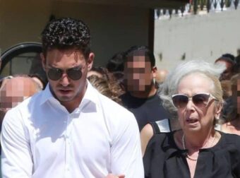 Αλεξάνδρα Νικολαΐδου: Συγκλονιστική παρουσία στην κηδεία της η μητέρας της – Στηριζόμενη από τον εγγονό της