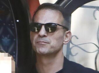 Ντέμης Νικολαΐδης: Το στεφάνι με τα ροζ και λευκά λουλούδια του στην κηδεία της Αλεξάνδρας