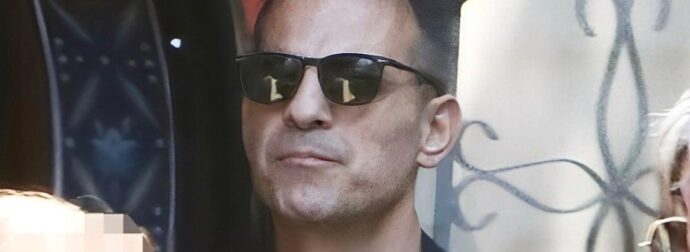 Ντέμης Νικολαΐδης: Το στεφάνι με τα ροζ και λευκά λουλούδια του στην κηδεία της Αλεξάνδρας