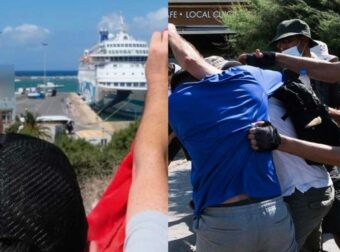 Κρήτη: Με συνθήματα υπέρ της Παλαιστίνης υποδέχτηκαν το ισραηλινό κρουαζιερόπλοιο – Έγιναν επεισόδια