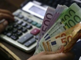 Αυξήσεις στις κύριες συντάξεις το 2026: Ποιοι ωφελούνται και πόσα θα πάρουν- Πίνακας